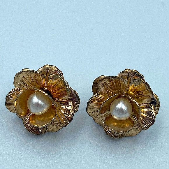 Gold  Coloured Flower Earrings - Picture 2 of 3